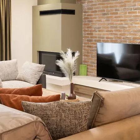 Olive Boutique * Larissa